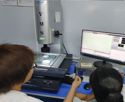 Optical measuring system inspecting complex geometry metal parts in Huahang Xinma's inspection lab